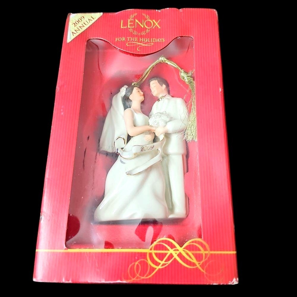 Lenox 2009 Annual Wedding Couple Christmas Ornament Porcelain Figurine